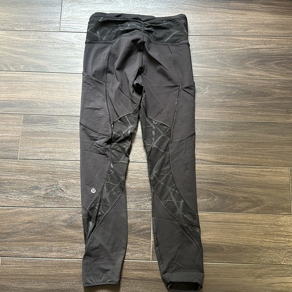 Lululemon Black Goal Crusher Crop Leggings Sz. 6 - Picture 2 of 3